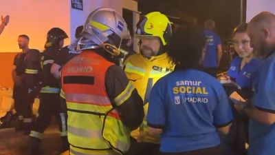 Un incendio calcina un chalet y afecta a otros cinco en Puente de Vallecas