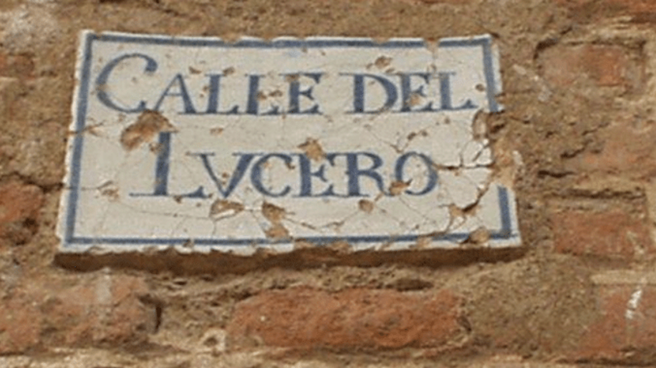 Una de las placas históricas del siglo XVIII en una calle de Aranjuez