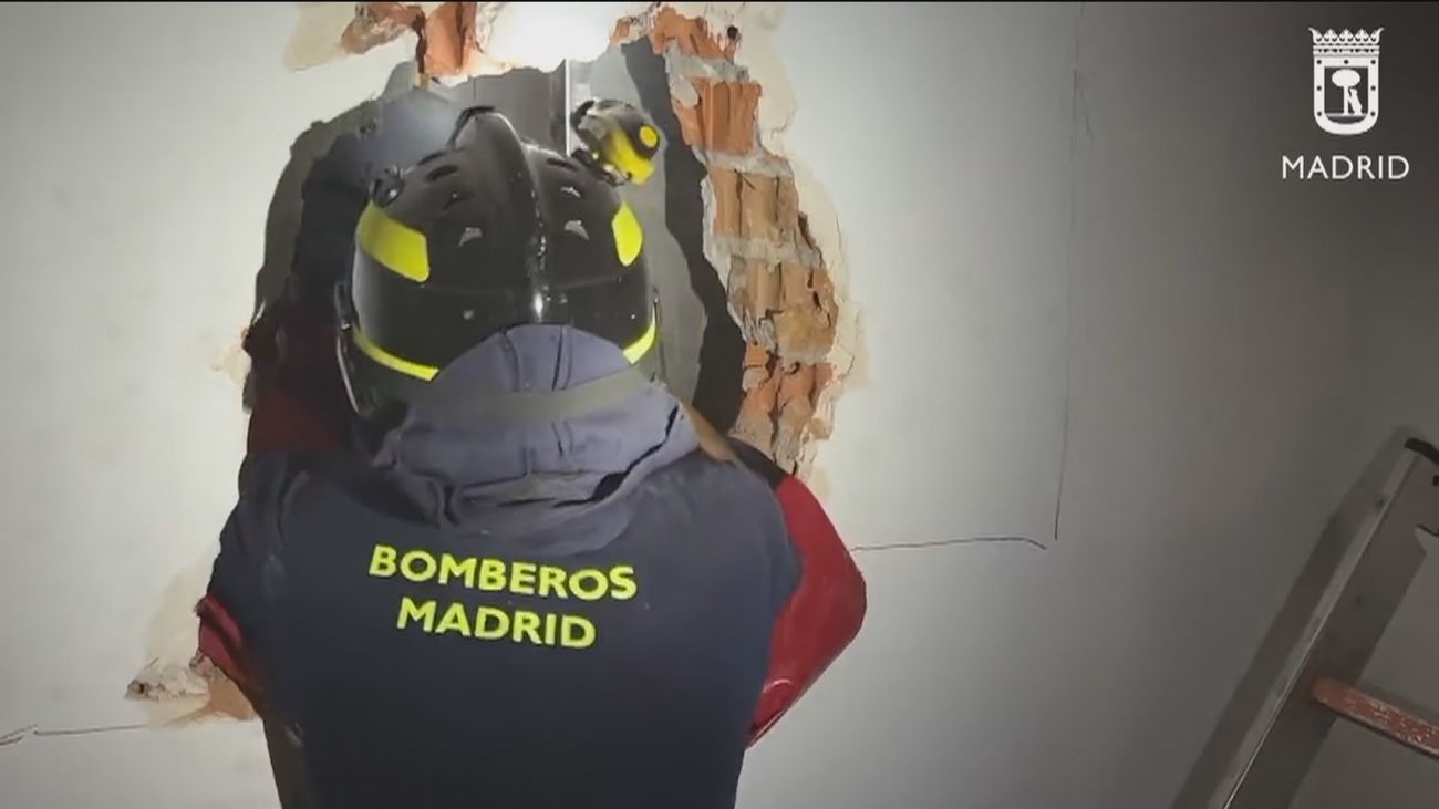 3 personas rescatadas en un ascensor en Madrid gracias a un butrón