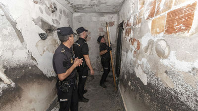 Un hombre incendia la casa de su exmujer con ella y siete menores dentro en Lorca