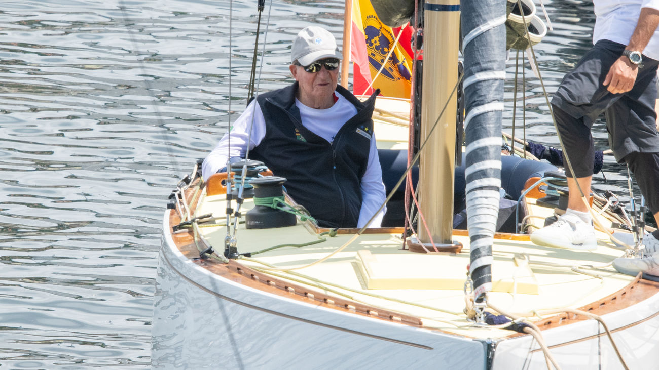 El rey emérito  sale a navegar a bordo del 'Bribón',  que participa en las regatas de Sanxenxo