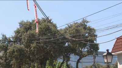 Cables de telefonía tirados en medio de las aceras en Torrelodones
