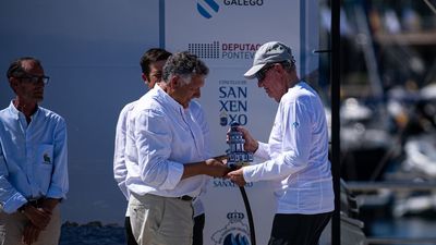 Juan Carlos I gana con el 'Bribón' y volverá "muchas veces" a Galicia este verano