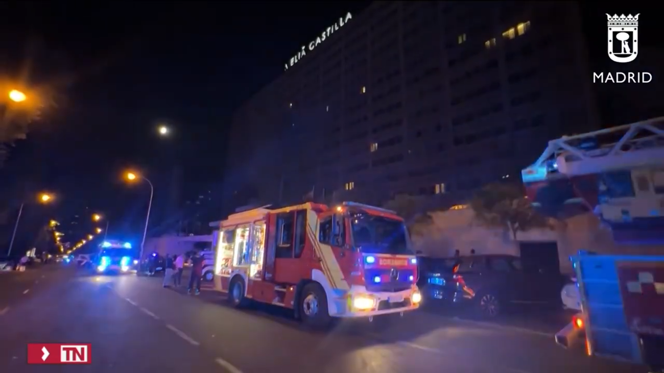 Tres heridos leves por intoxicación de humo en un incendio en el Meliá Castilla de Tetuán