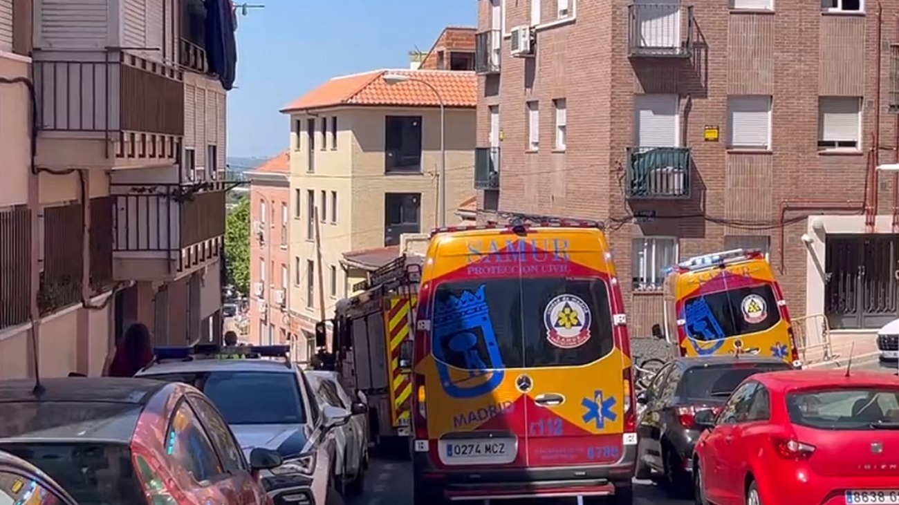 Una máquina perfora una tubería de gas en la calle Isla de Rodas de Madrid