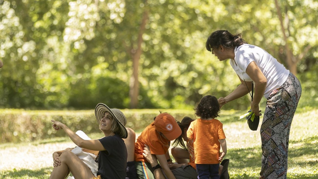 Una familia en el parque de El Retiro, a 4 de julio de 2023, en Madrid (España)