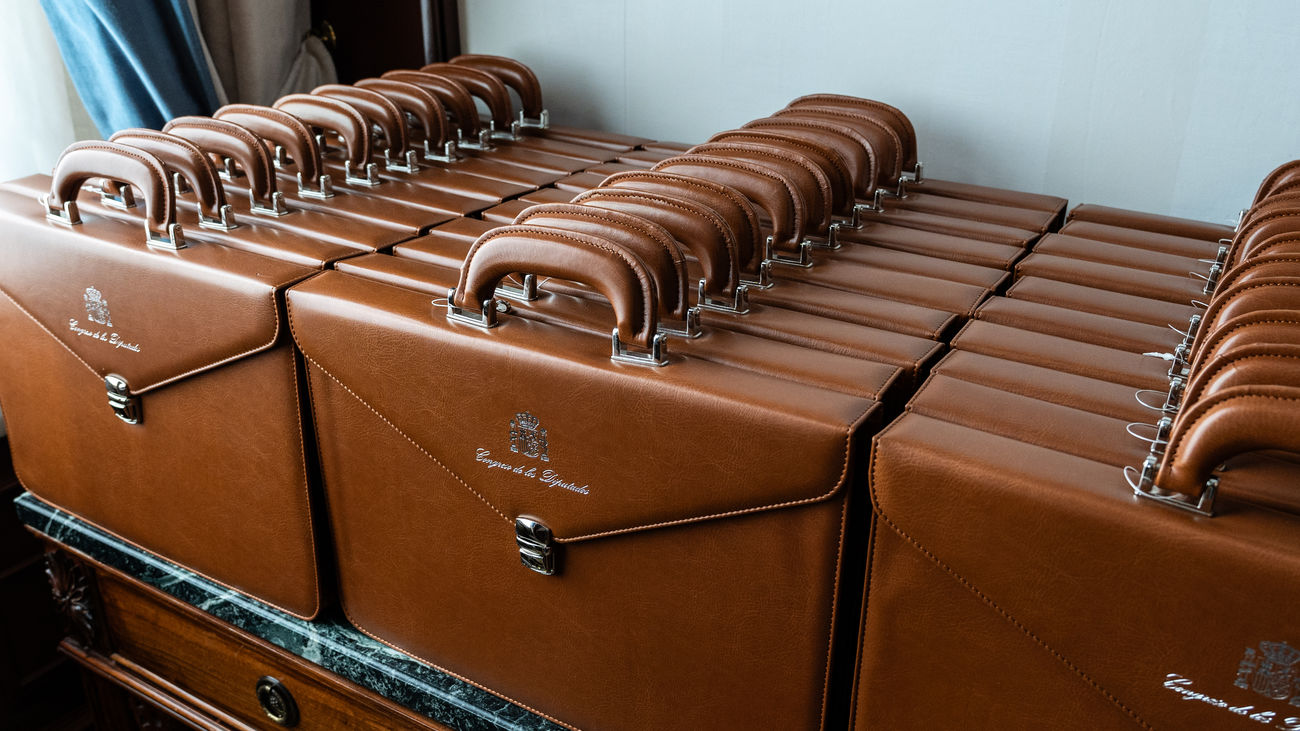 Sólo dos de los 350 diputados electos han ido este lunes a presentar sus credenciales