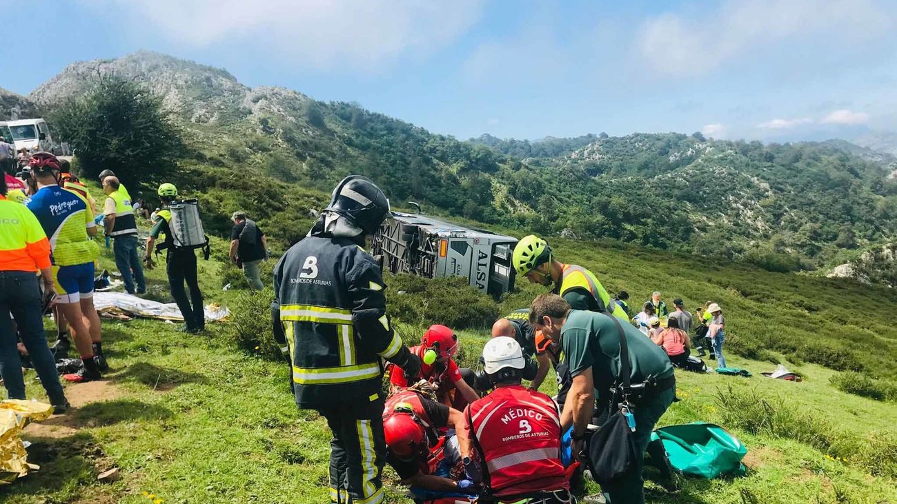 Atención a los heridos en el accidente de un autobús turístico en Lagos de Covadonga