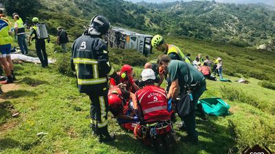 12 heridos graves y 37 leves al despeñarse un autobús en los Lagos de Covadonga