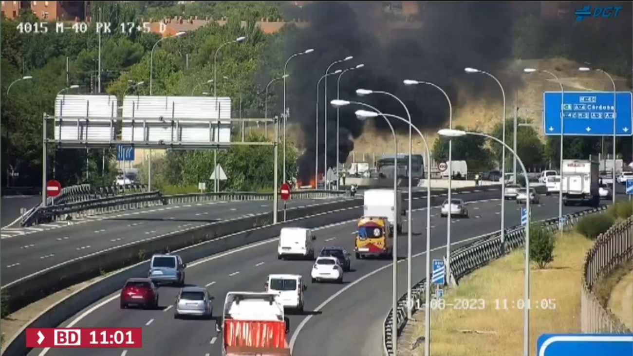 Un coche arde en la M-40 y provoca un gran atasco a la altura de Vallecas