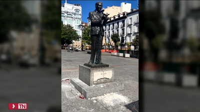 Un camión de la basura daña la estatua de Lorca en la Plaza de Santa de Ana