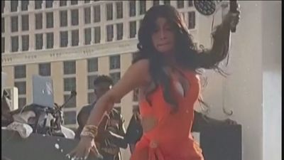 Cardi B  ataca a uno de sus fans en pleno concierto