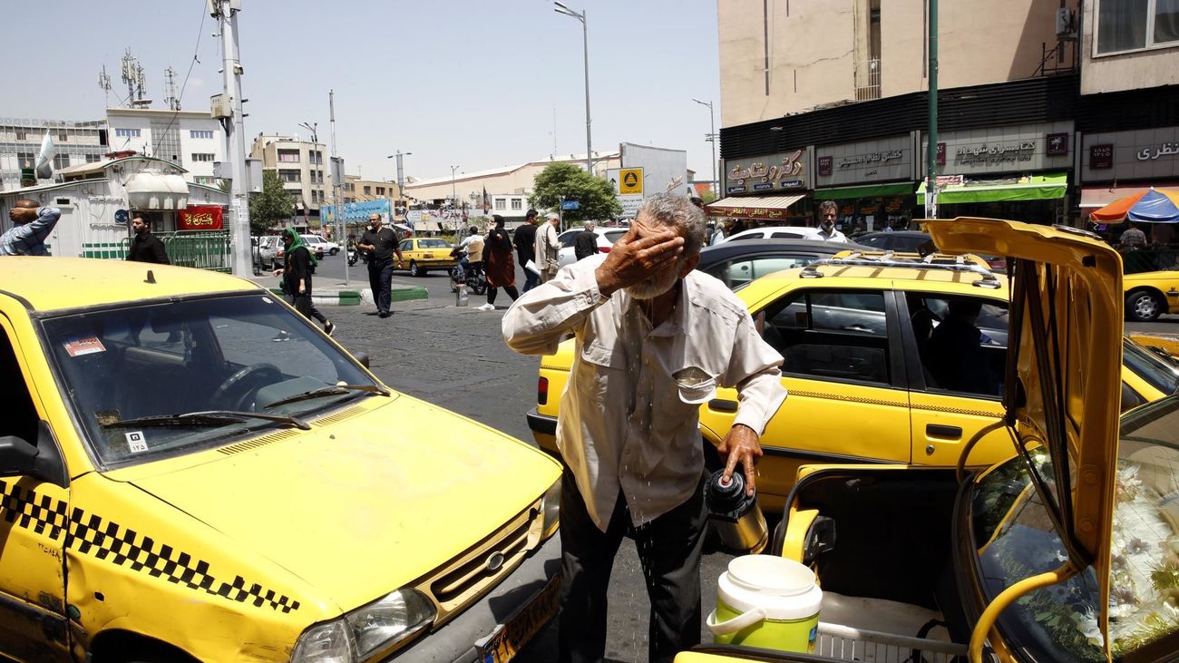 Un taxista se refresca en Teherán, Irán, en la actual ola de calor