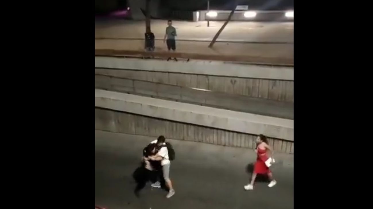 Unos jóvenes zarandean en Usera a policías que acudían a una llamada por malos tratos