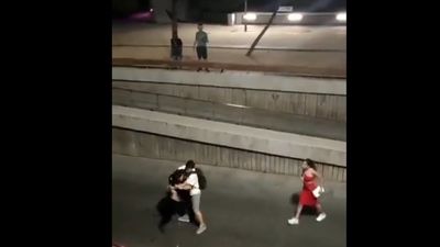 Unos jóvenes zarandean en Usera a policías que acudían a una llamada por malos tratos