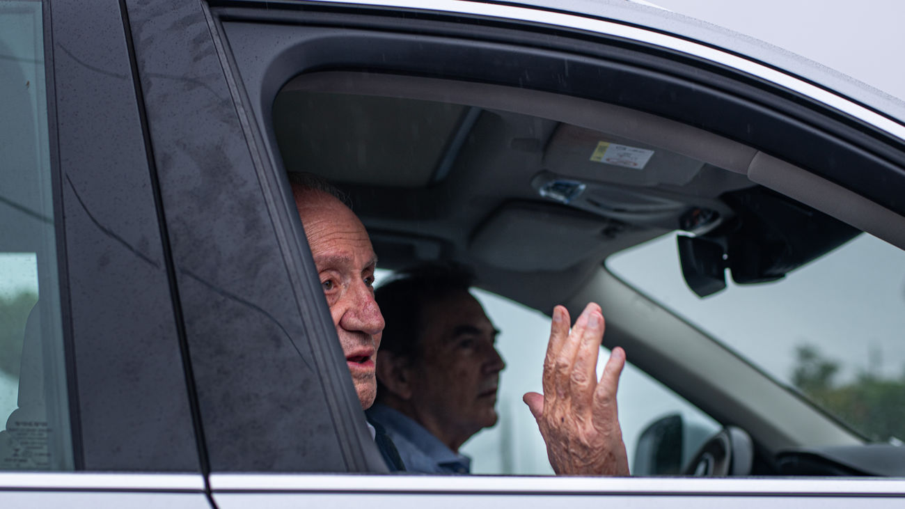 El rey Juan Carlos despega desde Vigo tras cinco  días en Galicia, adonde "volverá pronto"