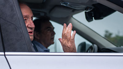 El rey Juan Carlos despega desde Vigo tras cinco días en Galicia, adonde "volverá pronto"