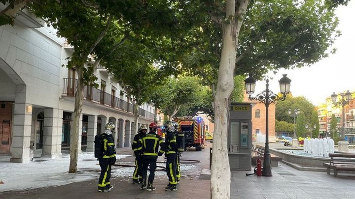 Bomberos en el incendio del transformador de la Plaza Mayor de Torrejón de Ardoz / AYTO TORREJÓN DE ARDOZ