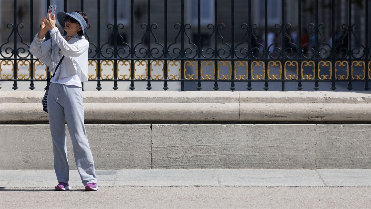 Madrid se vacía de madrileños y miles de turistas ocupan su lugar