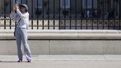 Madrid se vacía de madrileños y miles de turistas ocupan su lugar