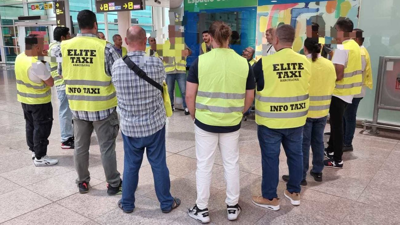 Multazo a una asociación de taxistas por boicotear a Uber en Barcelona