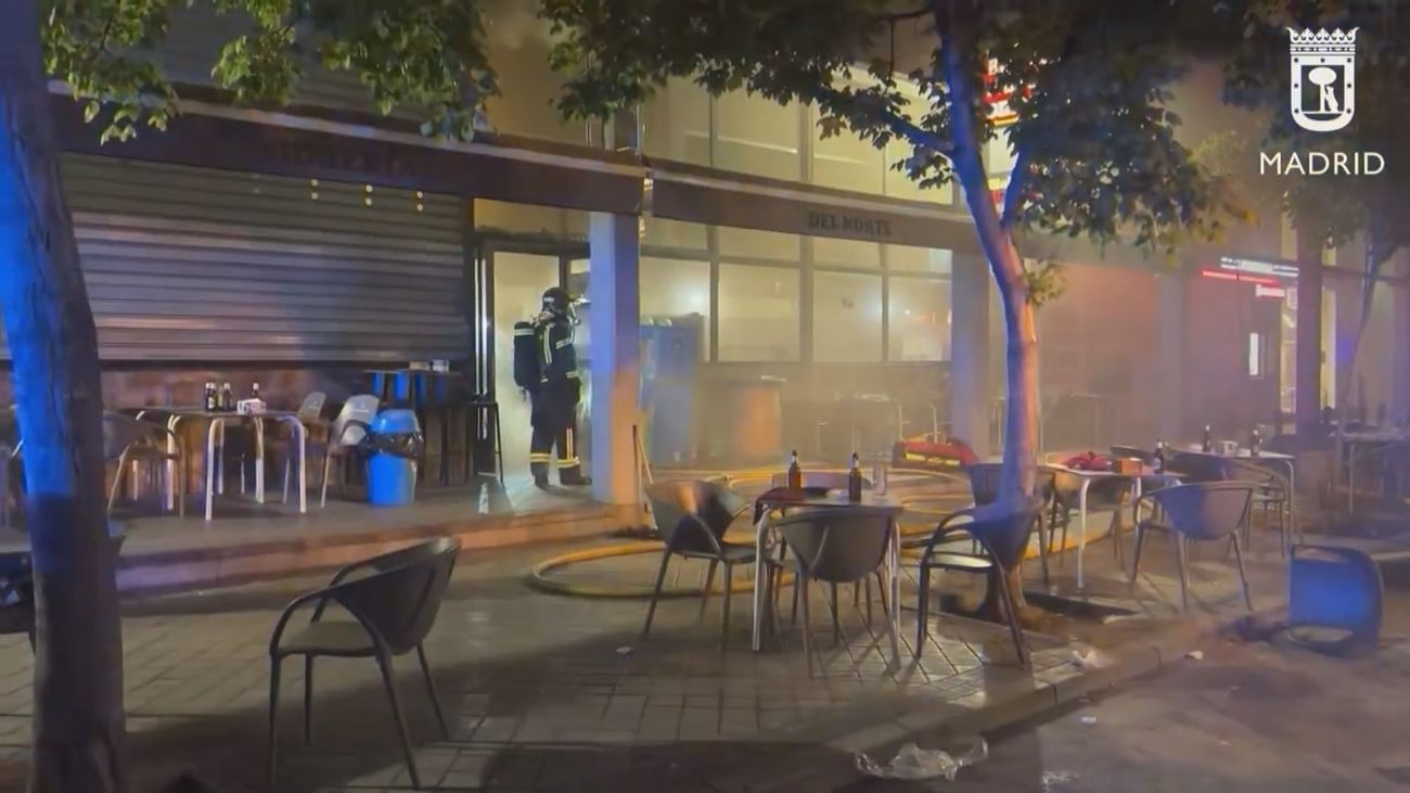 Aparatoso incendio en la cocina de un restaurante en Villaverde