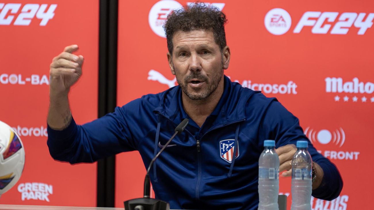 Simeone dice que el Atlético tiene con qué competirle a "monstruos" como Madrid y Barça
