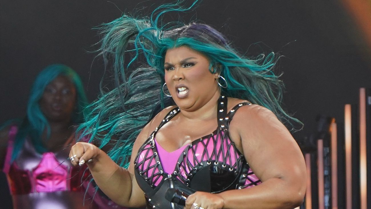 Lizzo actuando en  el Glastonbury Festival,  Somerset, Reino Unido 2023
