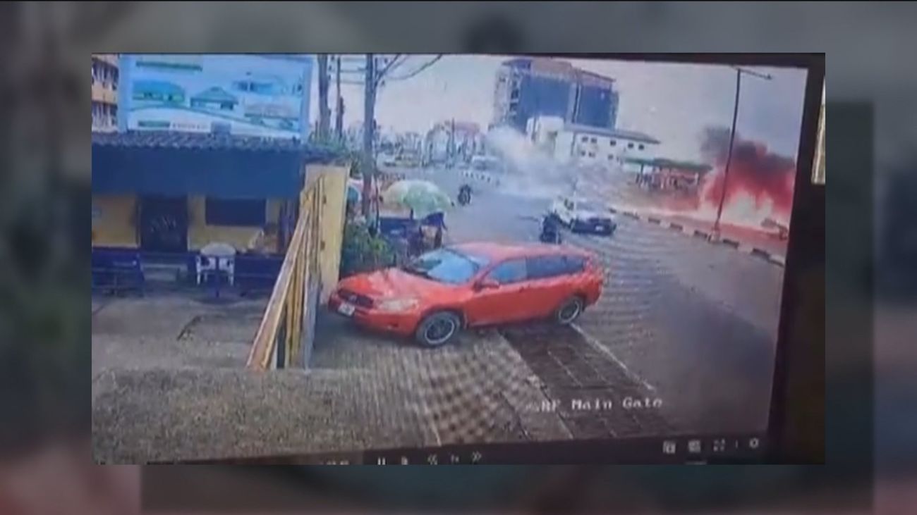 Una avioneta se estrella en plena calle en la ciudad nigeriana de Lagos