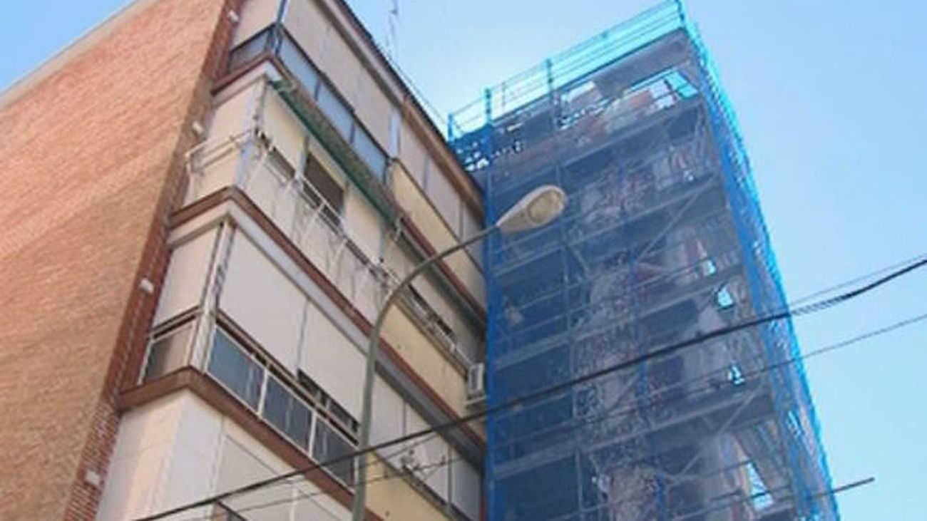 Instalación de un ascensor a través de la fachada de un edificio de viviendas