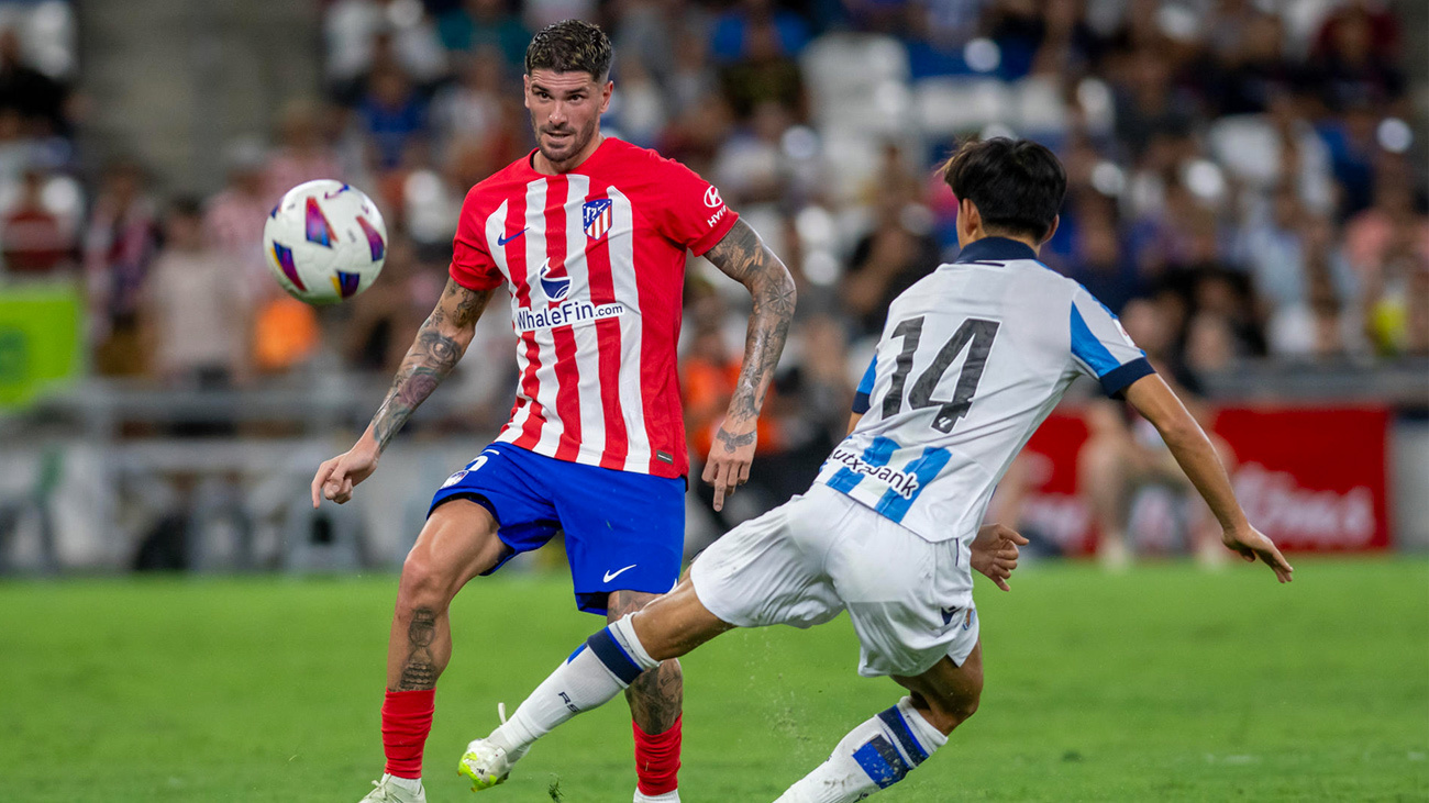 Take Kubo (d) de Real Sociedad disputa el balón con Rodrigo De Paul (i) del Atlético Madrid durante el partido amistoso entre ambos equipos, parte de LaLiga Summer Tour 2023, disputado hoy en el Estadio BBVA de la ciudad de Monterrey (México).
