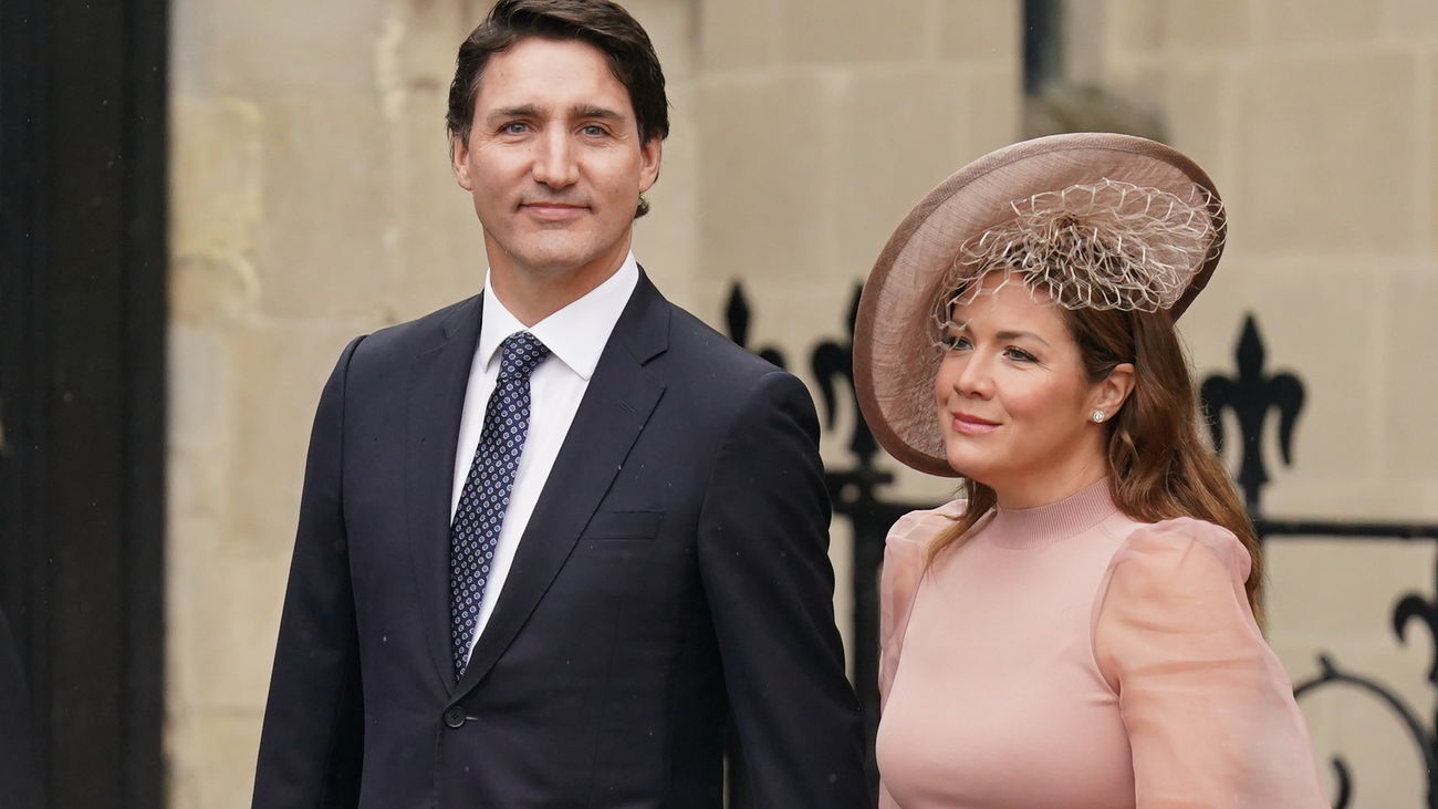 Justin Trudeau y su esposa llegando a la ceremonia de coronación del rey Carlos III
