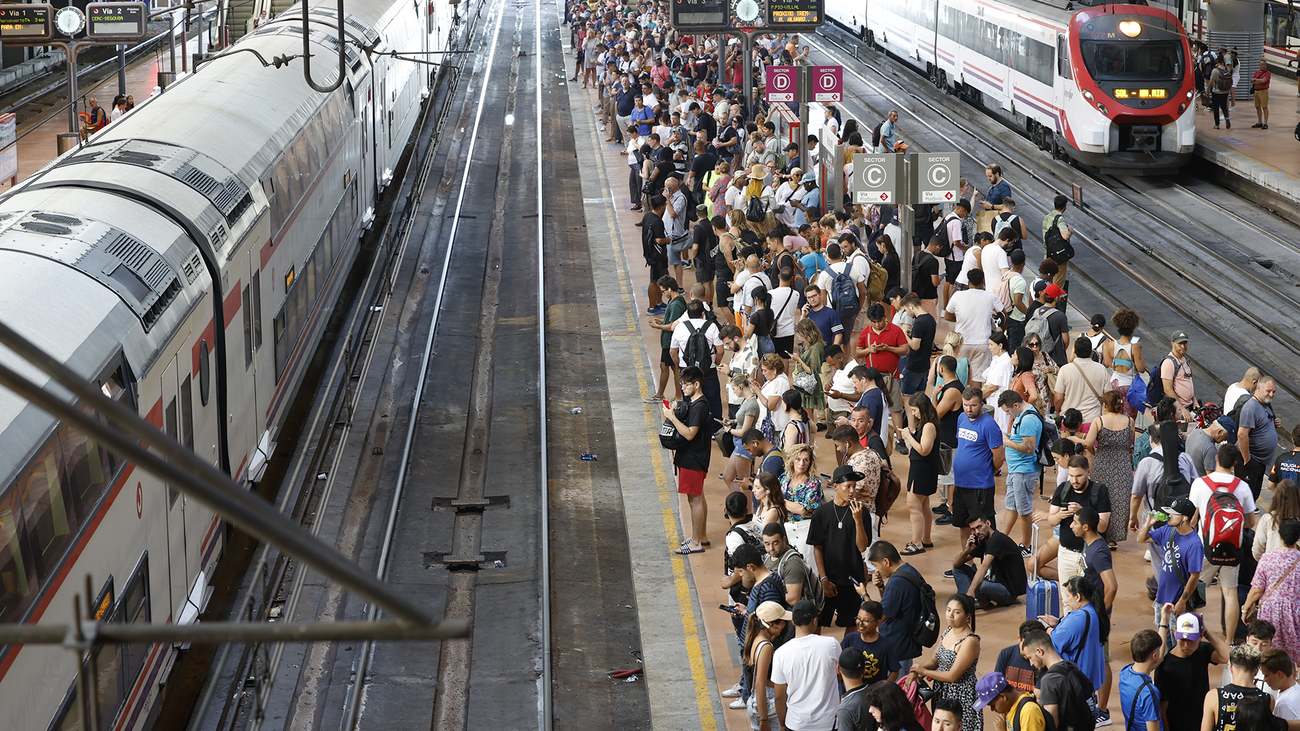 Miles de pasajeros atrapados en trenes y túneles, hartos de los problemas de Cercanías