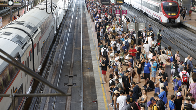 Miles de pasajeros atrapados en trenes y túneles, hartos de los problemas de Cercanías