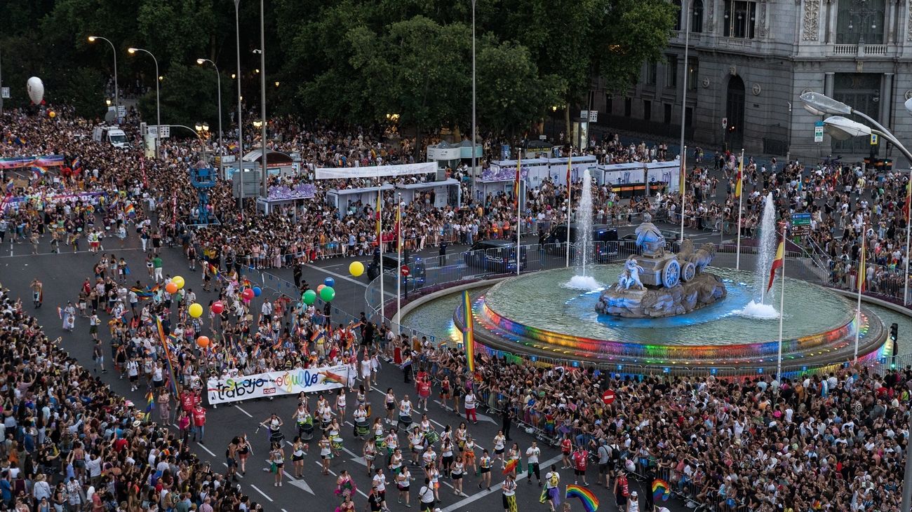 La manifestación del Orgullo LGTBI+ 2023 llega a la Plaza de Cibeles, a 1 de julio de 2023, en Madrid (España).