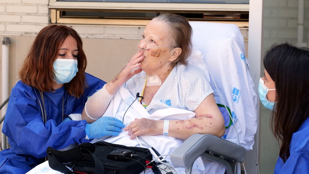 El Gregorio Marañón hace posible el primer paseo de Juana tras 7 meses ingresada