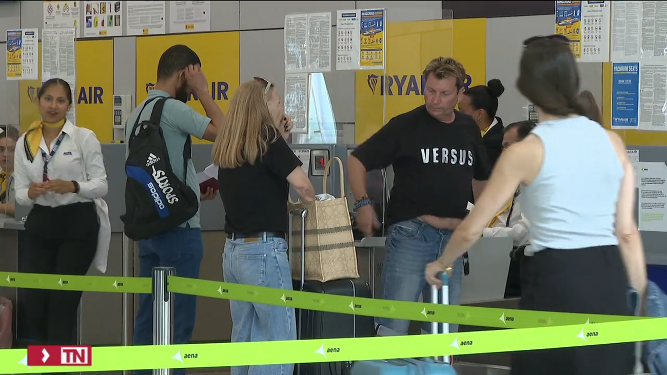 Consumo abre expediente sancionador a varias aerolíneas 'low cost' por cobrar el equipaje de mano