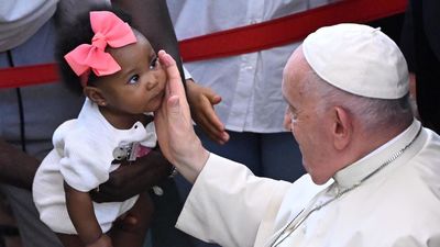 El Papa se reúne con los fieles más vulnerables en el barrio de Serafina de Lisboa