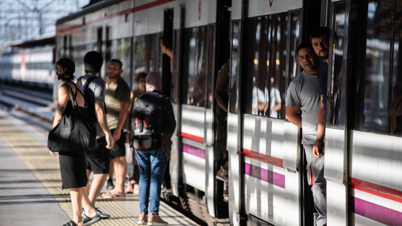 Viajeros en la Estación de Cercanías de Chamartín