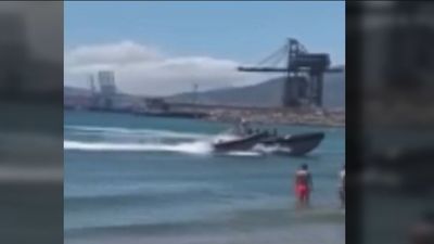 Espectacular persecución en el mar de Almería a una embarcación "a la fuga"