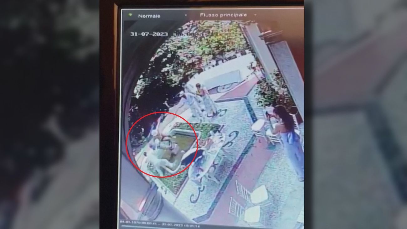 Nueva 'turistada' en Italia: destrozan una escultura de 150 años por hacerse un selfie