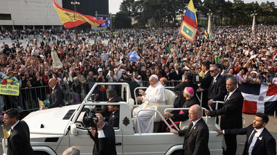 El Papa reza por la paz desde Fátima y pide una Iglesia "de puertas abiertas"