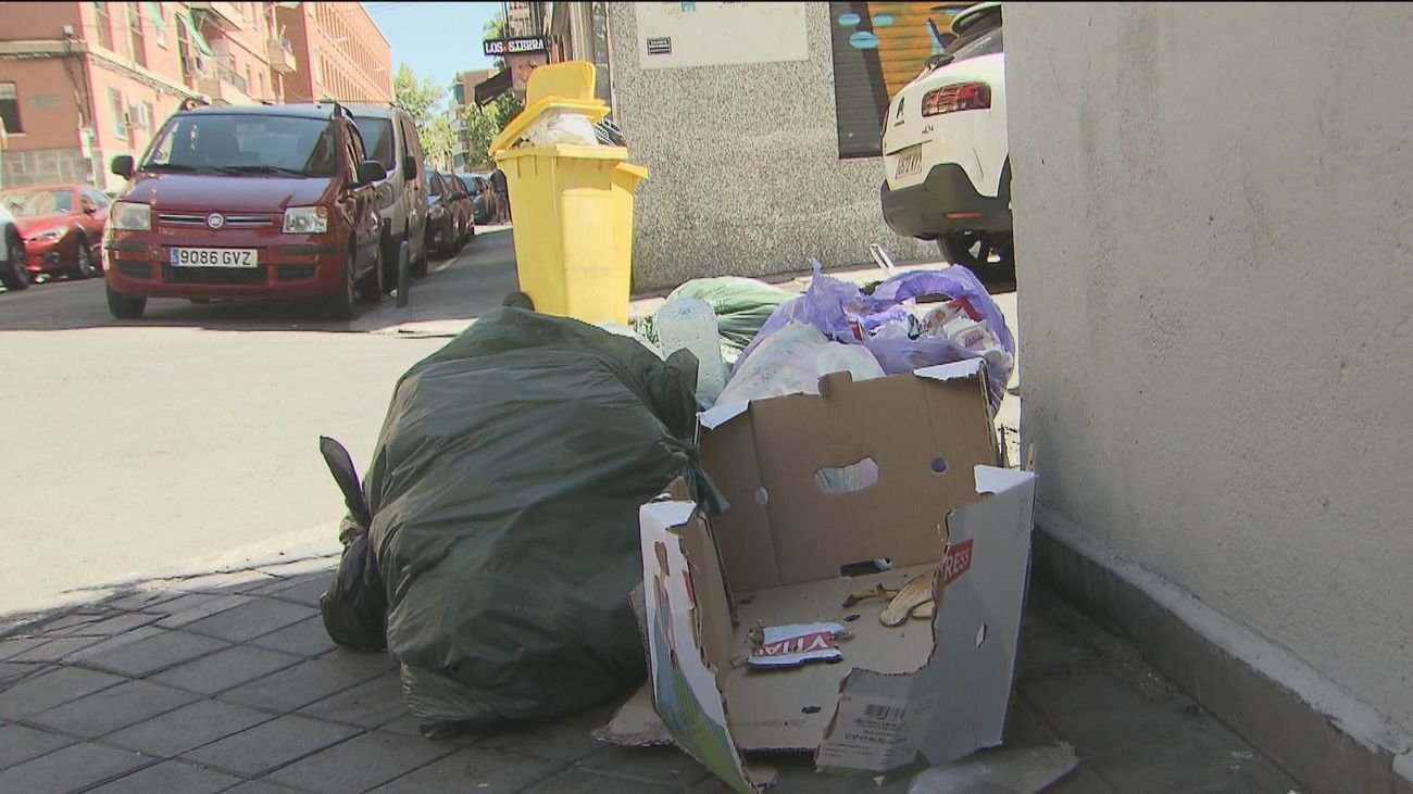 Calles de Puente de Vallecas convertidas en vertederos