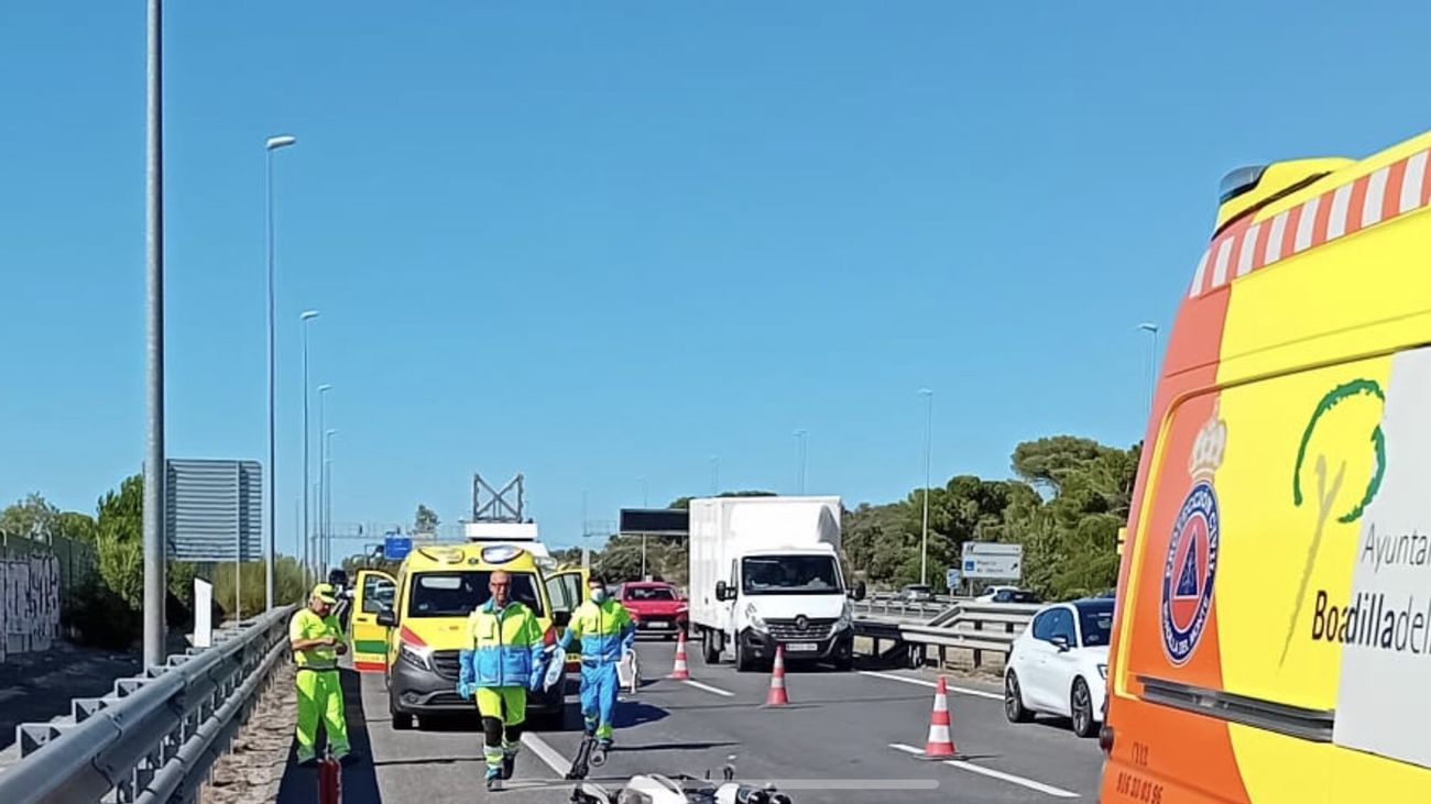 Dos heridos, uno muy grave, en un accidente de moto en la M-50 en Boadilla del Monte