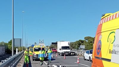 Dos heridos, uno muy grave, en un accidente de moto en la M-50 en Boadilla del Monte