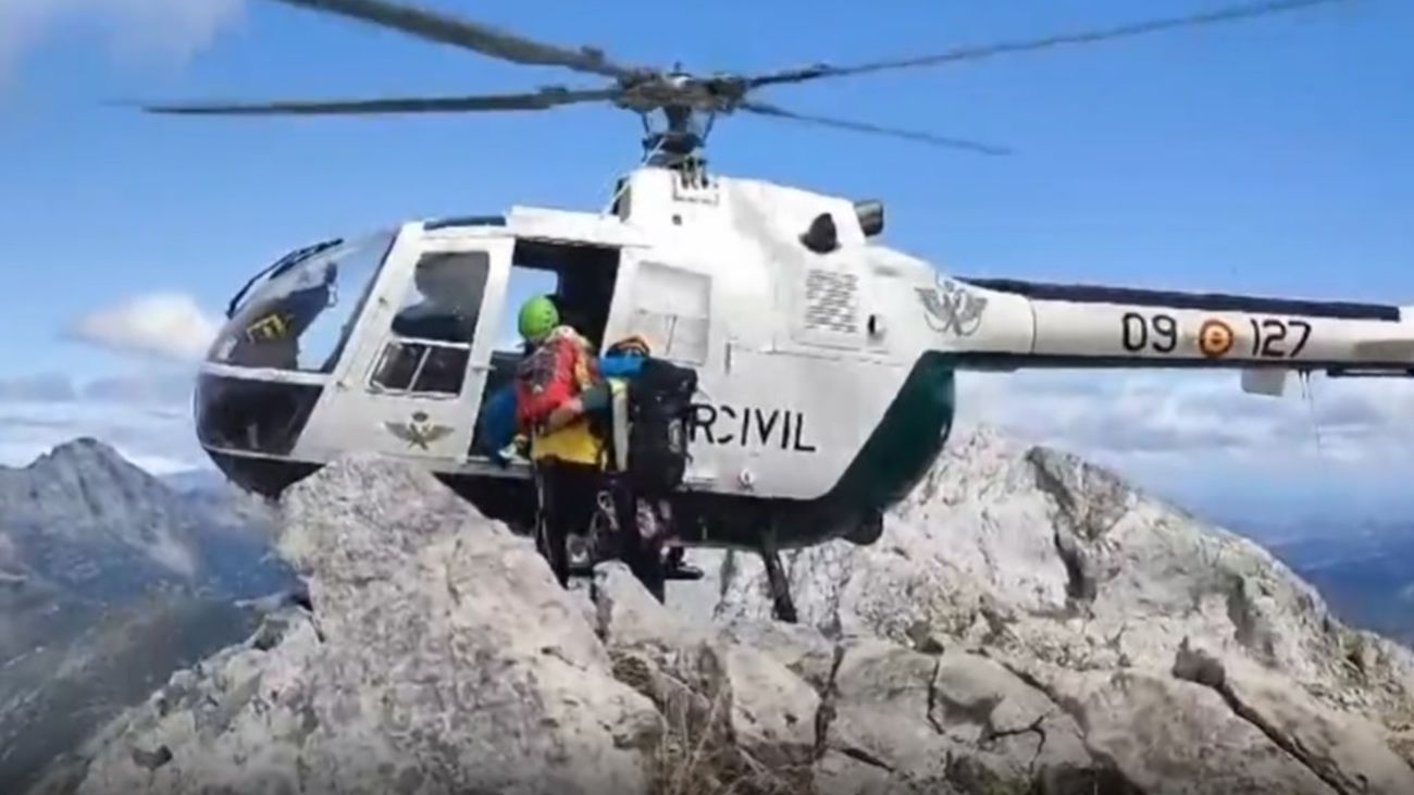 Una mujer herida grave tras caer desde el Pico de la Miel en La Cabrera