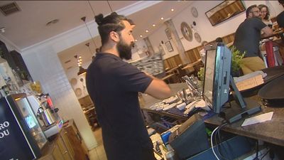 El pago con tarjeta, el gran enemigo de las propinas de los trabajadores de la hostelería