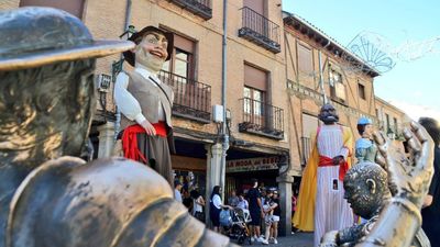 Los gigantes recorren Alcalá de Henares en las Fiestas de los Santos Niños
