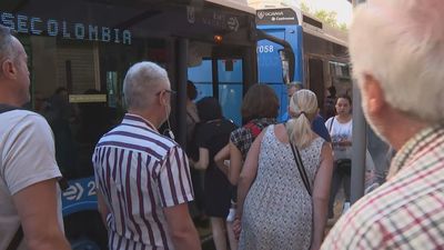 Sorpresa y grandes colas para coger el bus alternativo por los cortes de la línea 9 de Metro de Madrid