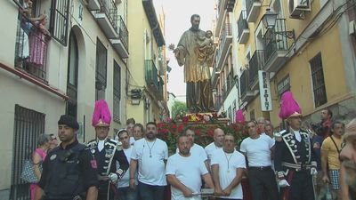 Numerosos fieles participan en la procesión de San Cayetano que pone fin a las fiestas